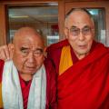 FOTO: Geshe Lamsang con Su Santidad el Dalai Lama en el Monasterio de Ganden, India, marzo 2013.