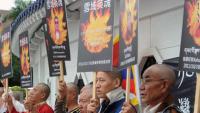 Tibetanos en una protesta en Taipei, Tailandia, en 2011 con retratos de personas que se autoinmolaron.
