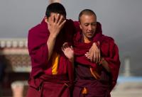 Dos monjes tibetanos, el pasado 14 de septiembre en el monasterio de Ganden Sumtsenling, en Shangri-La, al suroeste de China. (AFP/Archivos, Dale de la Rey)