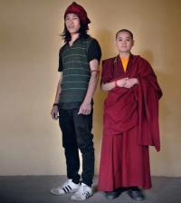 Kunga Negi, estudiante de 23 años, ya la monja budista Shi Yaoxin, de 31, en el templo mayor de Dharamsala.