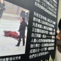Una mujer mira los últimos comunicados de las autoinmolaciones en el Tíbet, en una exposición organizada por Amnistía Internacional en Taiwan, Taipei el 29 de junio de 2012. (Mandy Cheng/AFP/Getty Images)